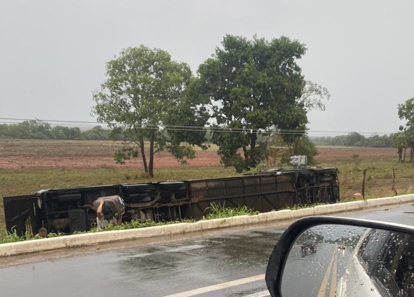 Ônibus tomba e deixa vários passageiros feridos no Sul do Piauí