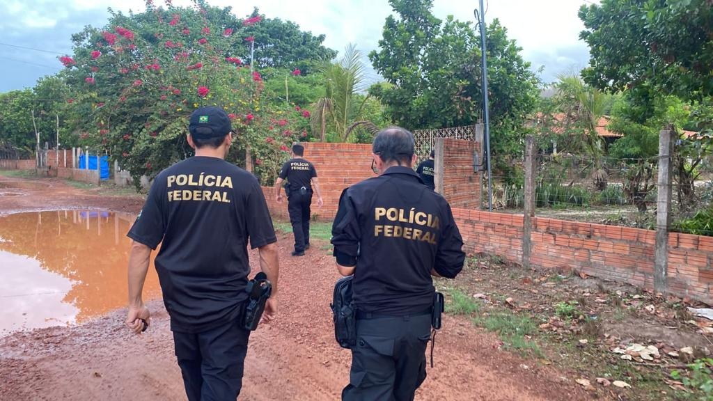 Polícia Federal combate tráfico internacional de drogas e armas