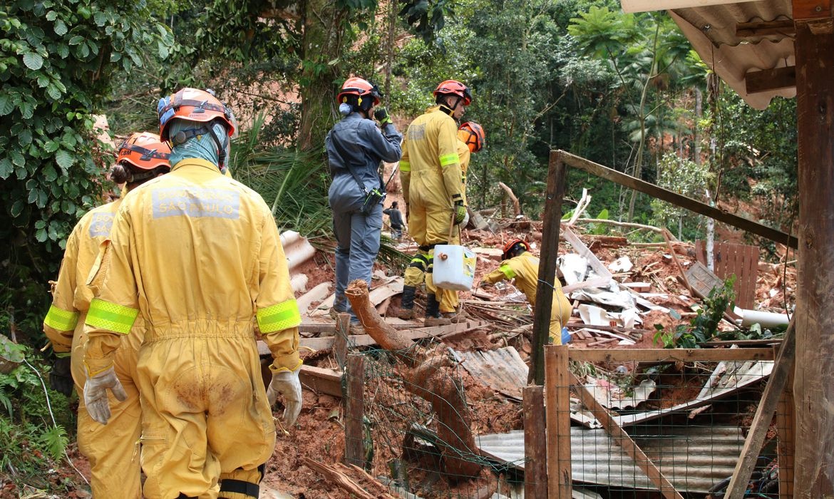 Buscas por seis desaparecidos prosseguem em São Sebastião (SP)