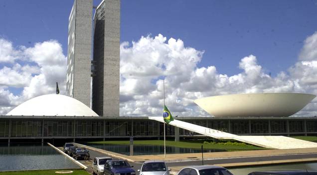 Flávio Dino proíbe novas leis que garantam "penduricalhos" acima do teto