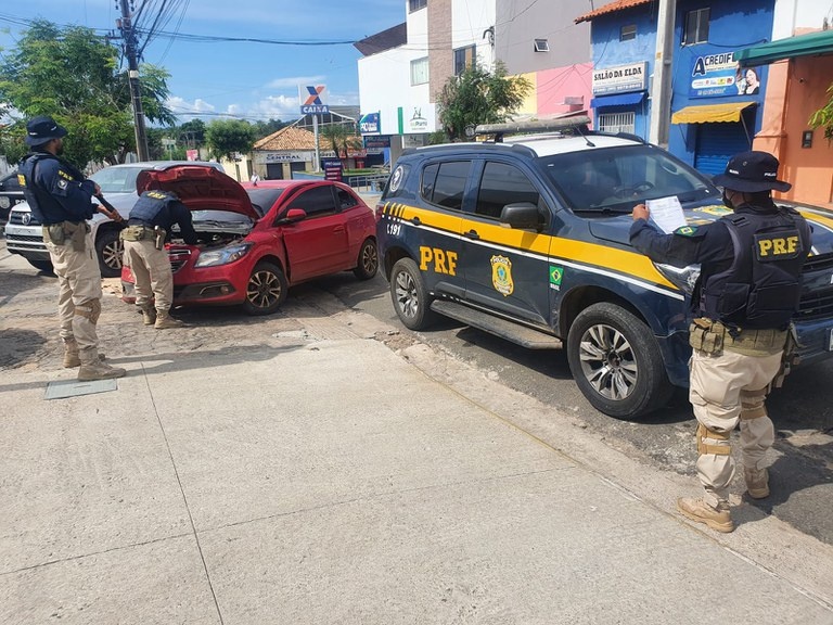 Foragido da justiça é preso pela PRF em Floriano após tentar fugir da fiscalização e causar acidente