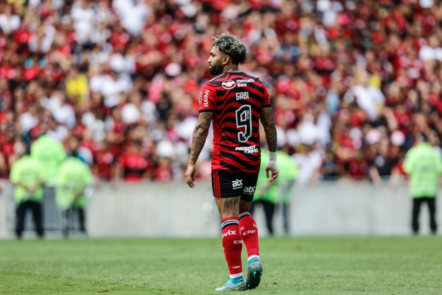 Gabigol disputa partida no Maracanã