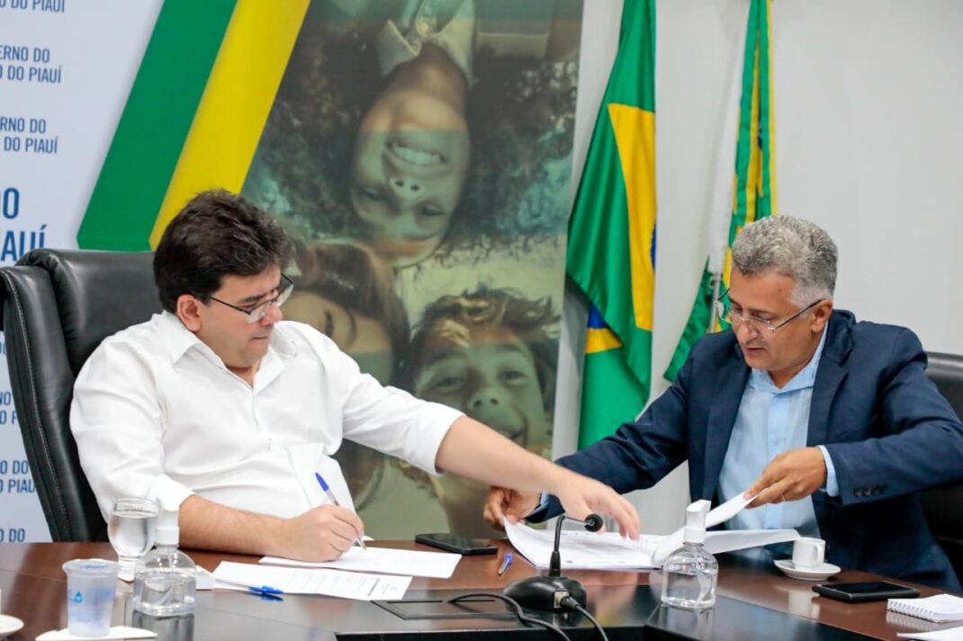 Rafael Fonteles em reunião o reitor Evandro Alberto