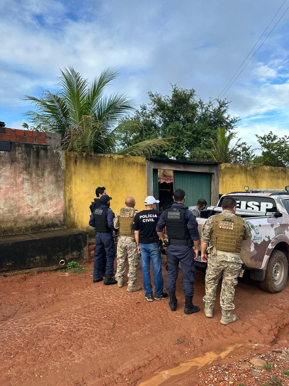 Suspeito de tráfico de drogas e de roubos