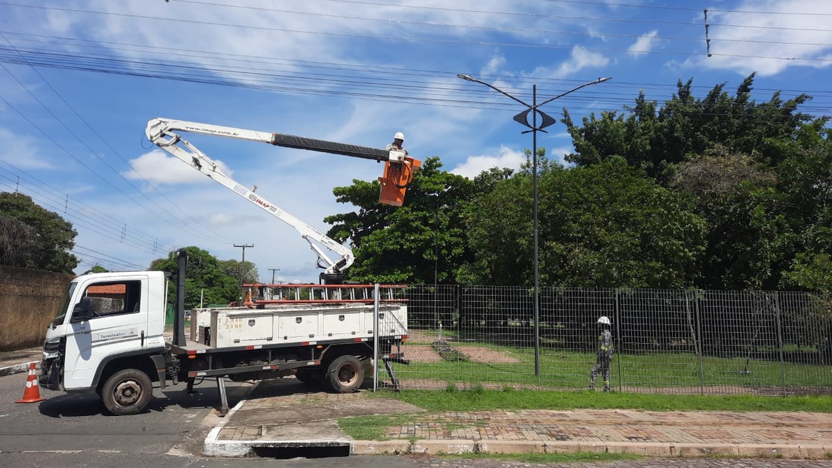 Atualmente, a ETURB conta com 26 equipes trabalhando diariamente na iluminação da cidade, nos três turnos.