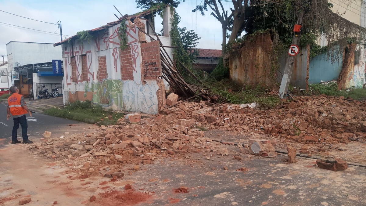 Defesa Civil isola imóvel abandonado no centro de Teresina