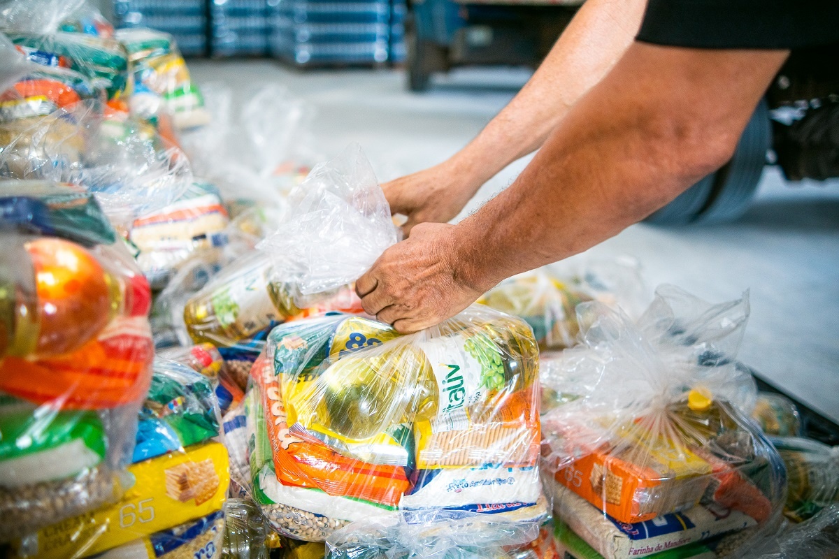 Governo distribui 100 mil cestas básicas e pescado na Semana Santa a famílias atingidas pelas chuvas e em situação de vulnerabilidade social