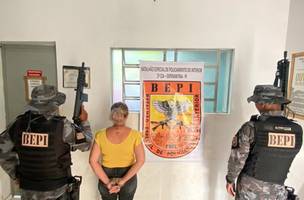 Mulher suspeita de ser articuladora de grupo criminoso é presa com arma e drogas em Luzilândia (Foto: Divulgação)