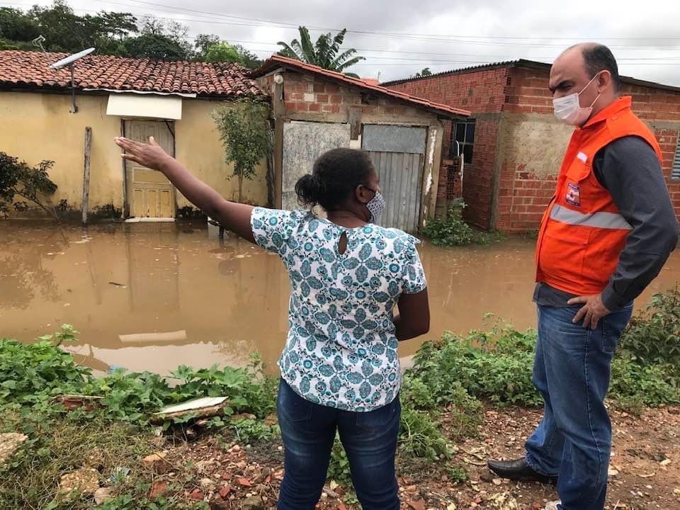 Secretário Allan Cavalcante visitando local afetado pelas chuvas (Foto: Ascom/Semcaspi)