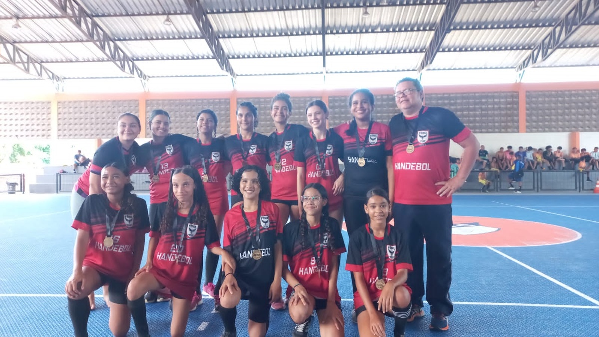 Time de handebol com alunas de escola municipal vence competição piauiense