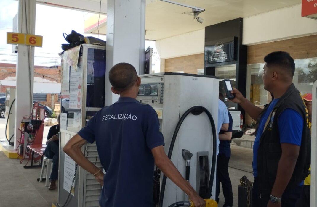 Imepi, Procon e Deccoterc fiscalizam postos de combustíveis em Teresina