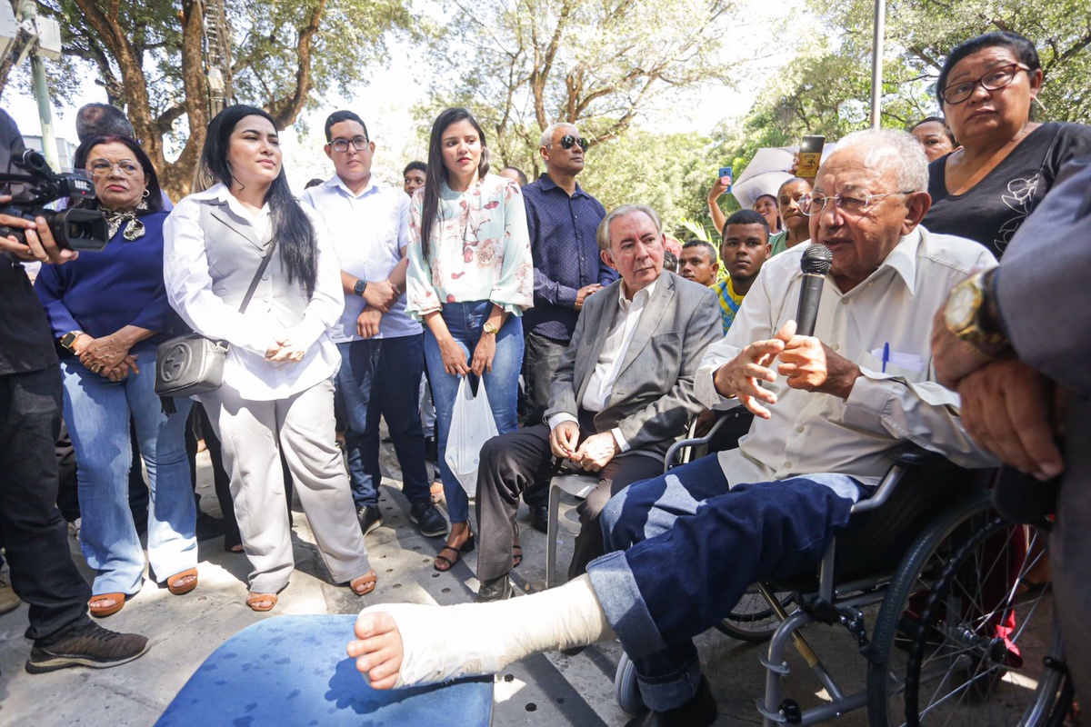 Prefeito Dr. Pessoa retorna ao Palácio da Cidade e é recebido por secretários e vereadores