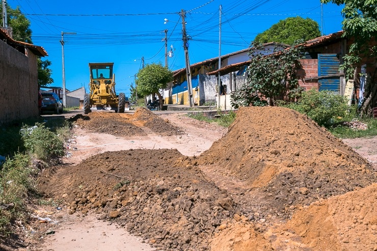 Mais de 400 famílias nos bairros Marimar e Pedro Ceará são beneficiadas com obra de terraplanagem