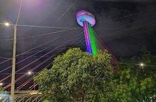 Ponte Estaiada ficará nas cores do arco-íris até domingo em alusão ao Dia do Orgulho LGBTQIAPN+ (Foto: Divulgação)