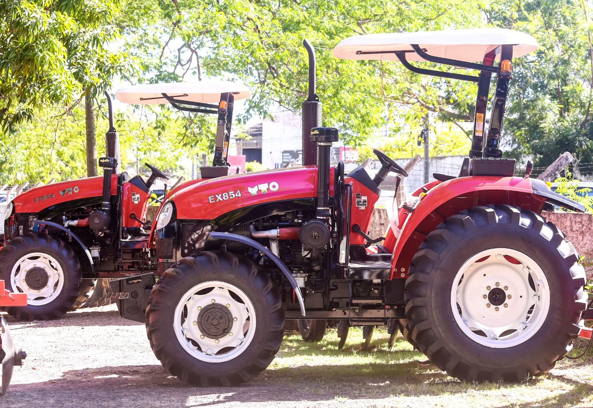 SAF entrega tratores e implementos agrícolas para entidades de 15 municípios do Piauí