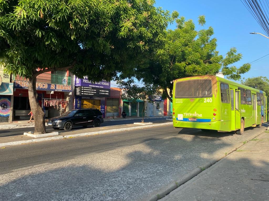 STRANS realiza mudanças na sinalização de trânsito da avenida José Francisco de Almeida Neto no bairro Dirceu