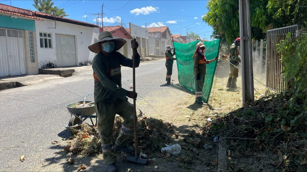 Mais de 1.700 toneladas de lixo foram recolhidas das ruas do grande Dirceu