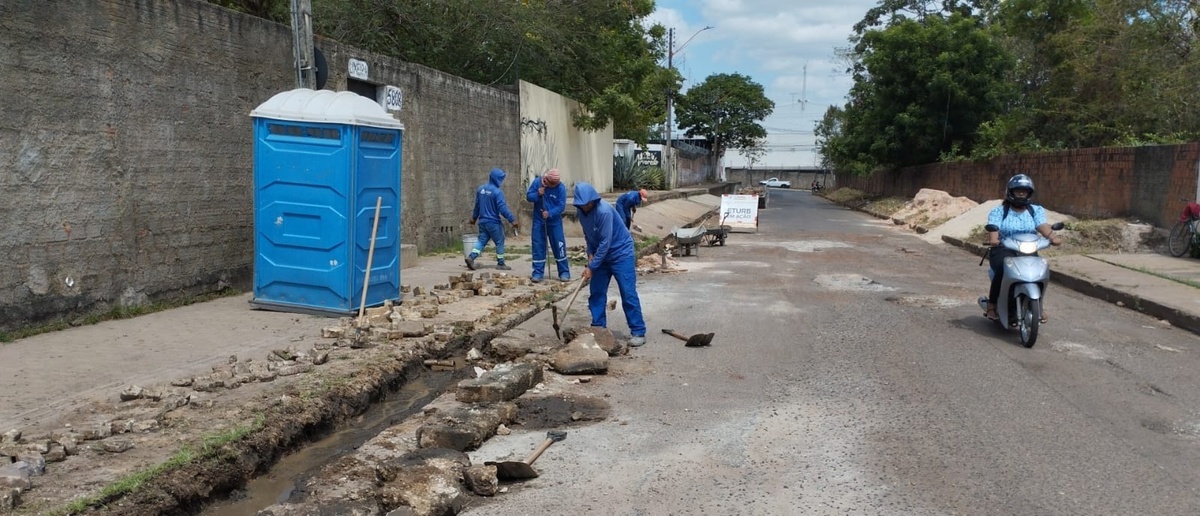 Prefeitura recupera drenagem e asfalto de rua do bairro Uruguai