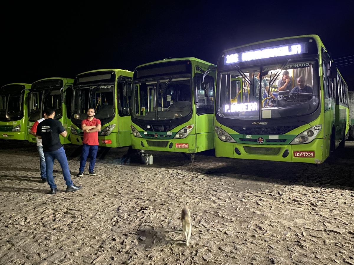 Strans instala os rastreadores/GPS nos veículos da frota de ônibus