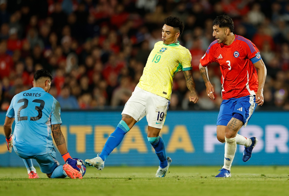 De virada, Brasil vence Chile por 2 a 1 nas Eliminatórias do Mundial de 2026