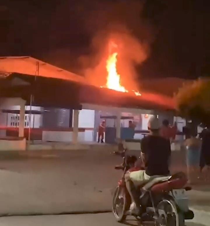 Incêndio de grande proporção atinge mercado e destrói seis boxes no Piauí