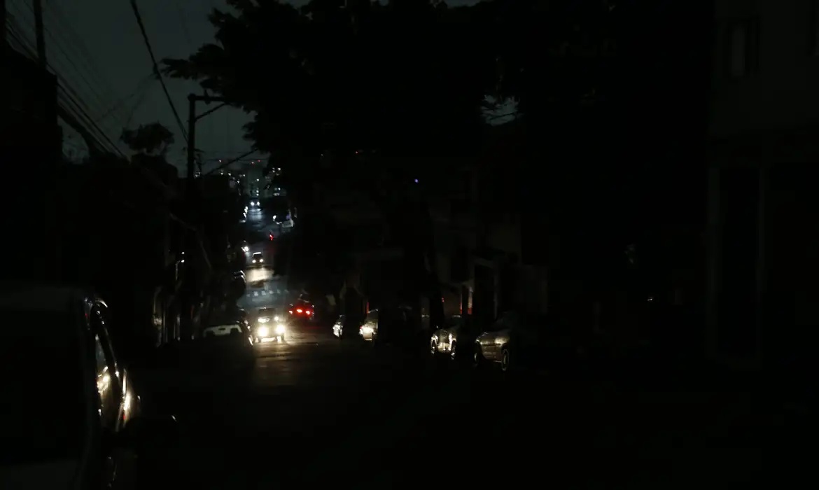 Mais de 500 mil imóveis continuam sem luz em São Paulo