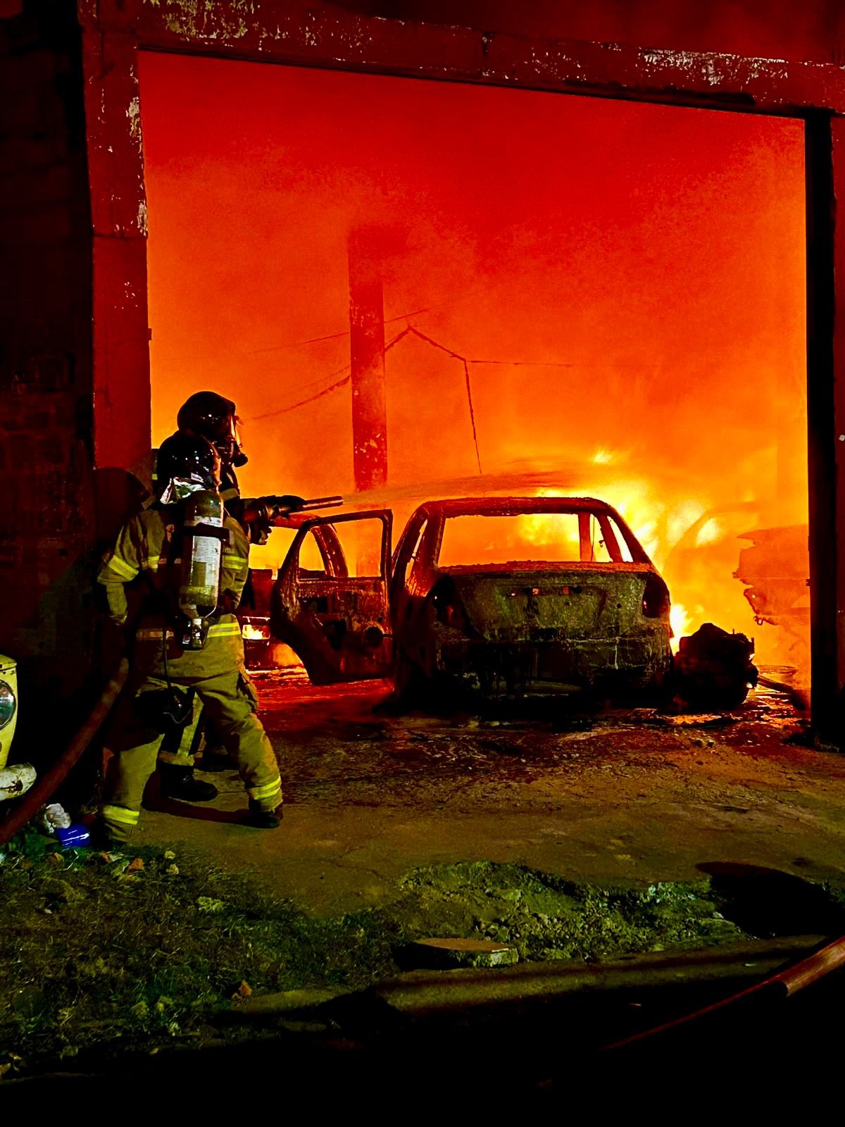 A ação rápida dos bombeiros militares, evitou que o incêndio se expandisse