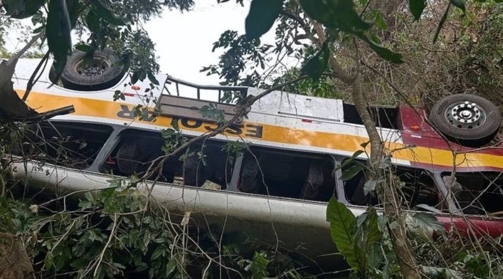 Acidente com ônibus deixa 18 mortos na Serra da Barriga em Alagoas