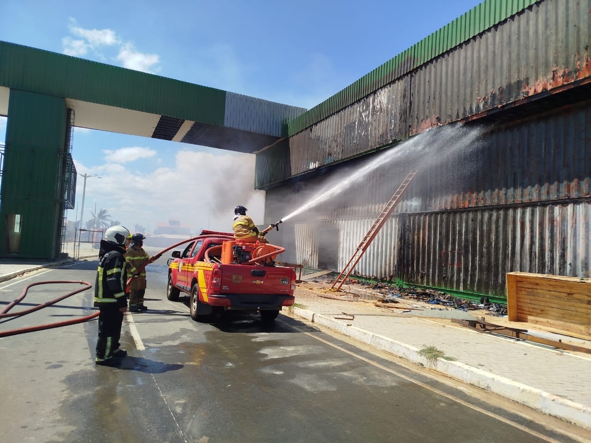 Bombeiros combatem incêndio na companhia Porto Piauí após explosão