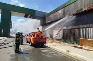 Bombeiros combatem incêndio na companhia Porto Piauí após explosão (Foto: Divulgação)