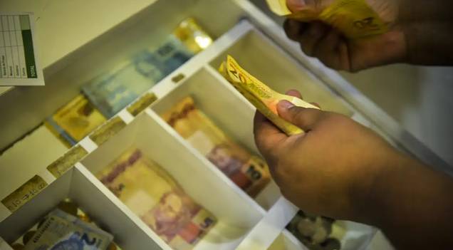 Salário mínimo deverá subir para R$ 1.741 em 2027