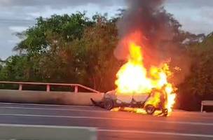 Família fica ferida após se envolver em acidente e carro pegar fogo em Teresina (Foto: Divulgação)