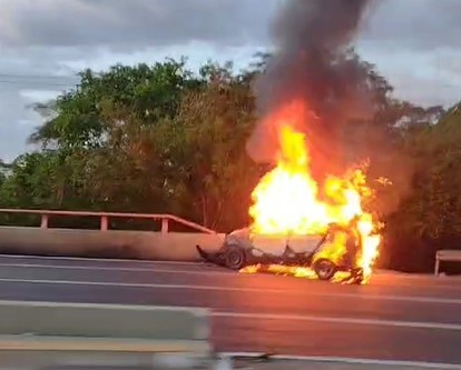 Família fica ferida após se envolver em acidente e carro pegar fogo em Teresina