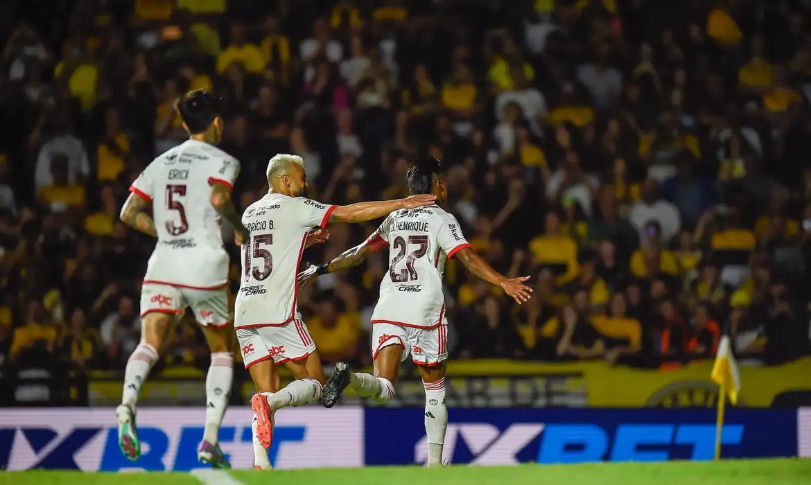 Flamengo bate Criciúma e ajuda Fluminense na luta contra rebaixamento