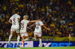 Flamengo bate Criciúma e ajuda Fluminense na luta contra rebaixamento (Foto: Marcelo Cortes / CRF)