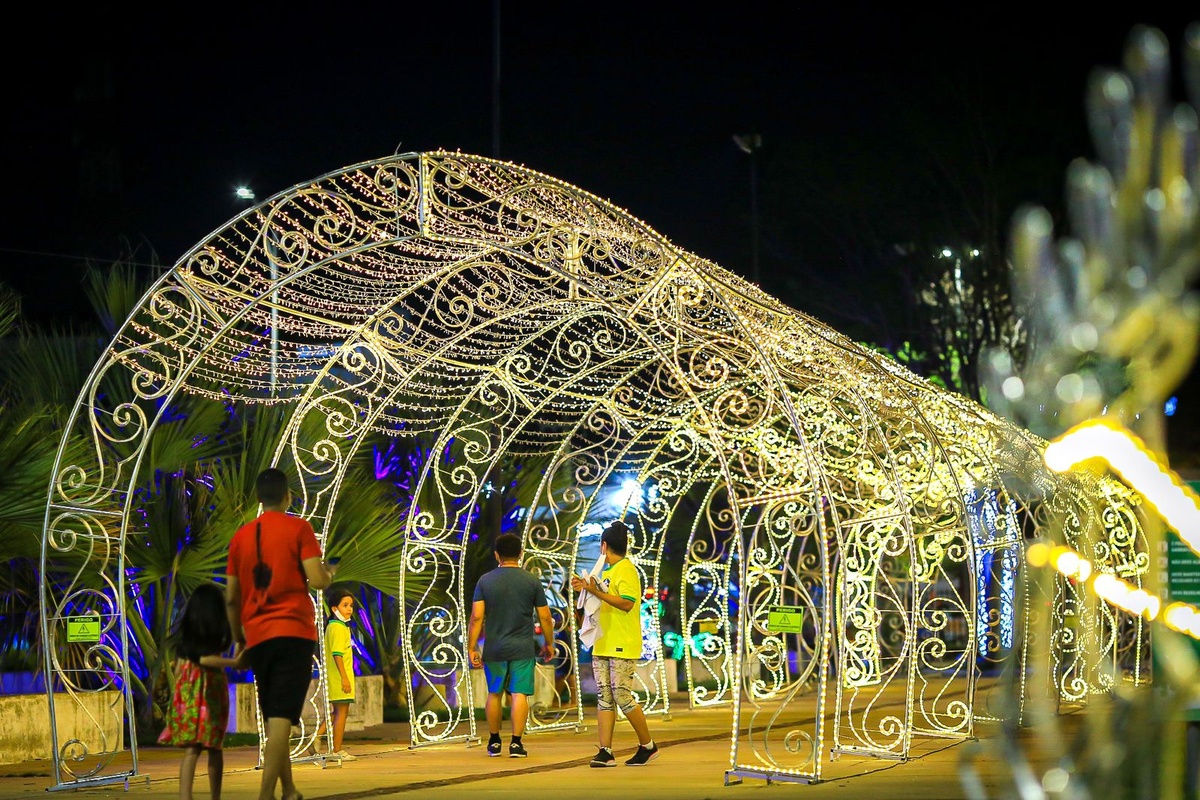 Teresina se enfeita para o Natal com árvore de 30 metros de altura