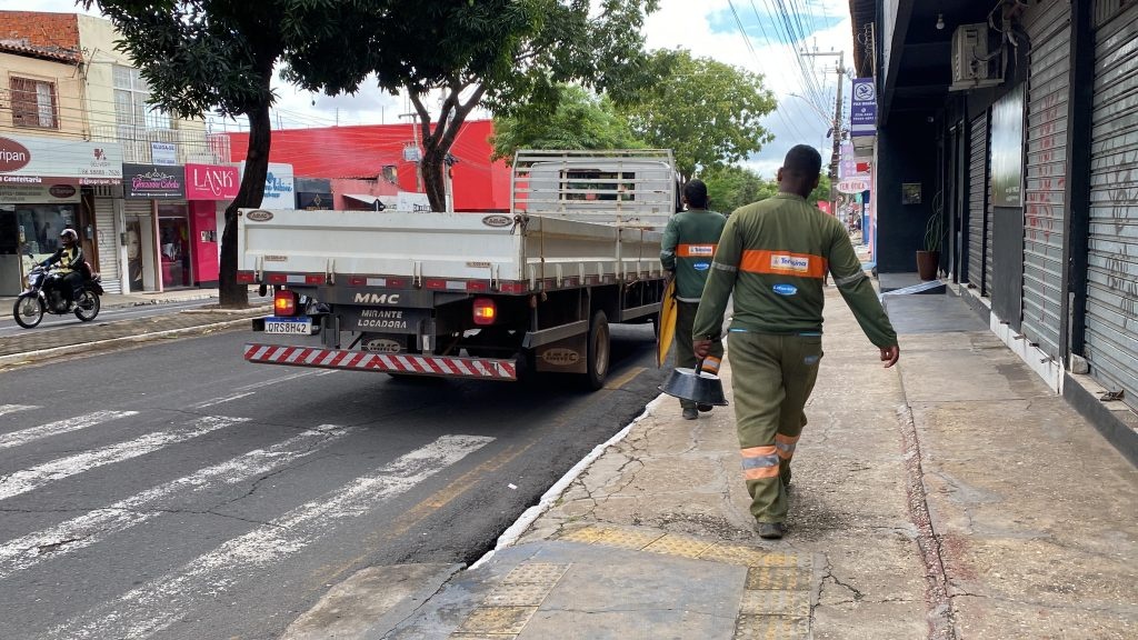 Operação notifica empresas que ocupam calçadas no Grande Dirceu