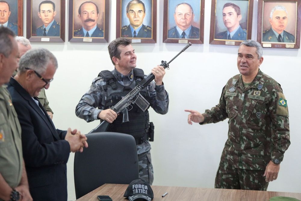 PM do Piauí recebe 10 fuzis do Exército Brasileiro para reforço na segurança