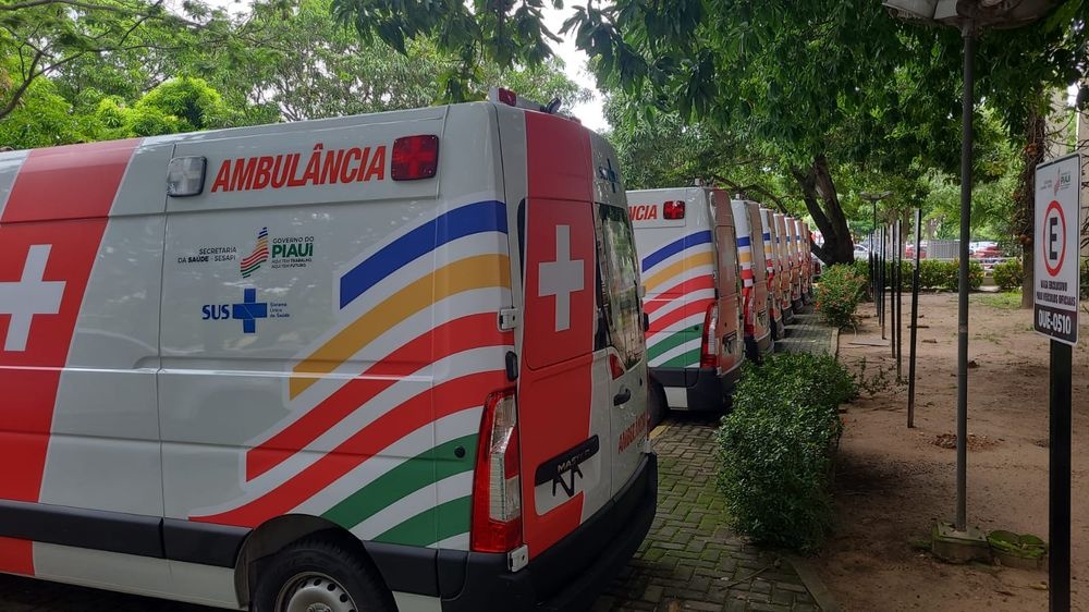 Governo do Piauí entrega 10 novas ambulâncias para hospitais