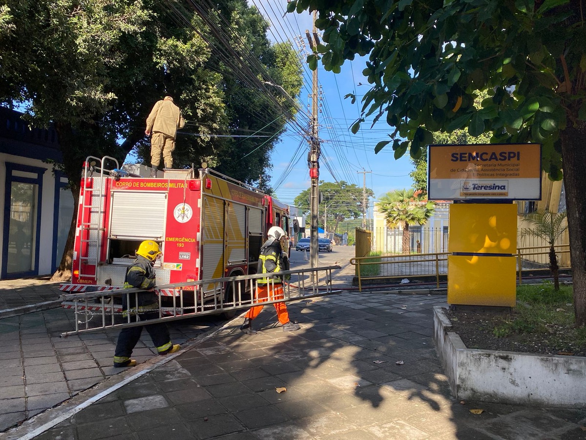 A equipe do Corpo de Bombeiro foi acionada e já está no local atuando com os procedimentos adequados.