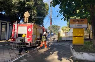 A equipe do Corpo de Bombeiro foi acionada e já está no local atuando com os procedimentos adequados. (Foto: Divulgação)