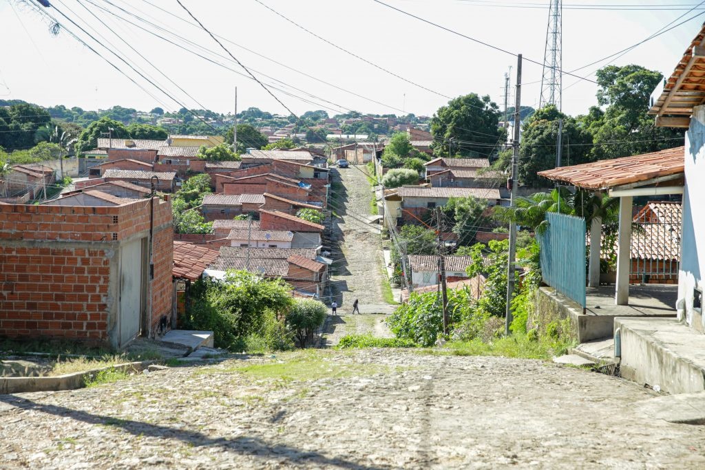 Ruas do bairro Satélite recebem serviços de pavimentação asfáltica