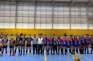 Semel premia as campeões da II Taça Teresina de Futsal Feminino (Foto: Divulgação)