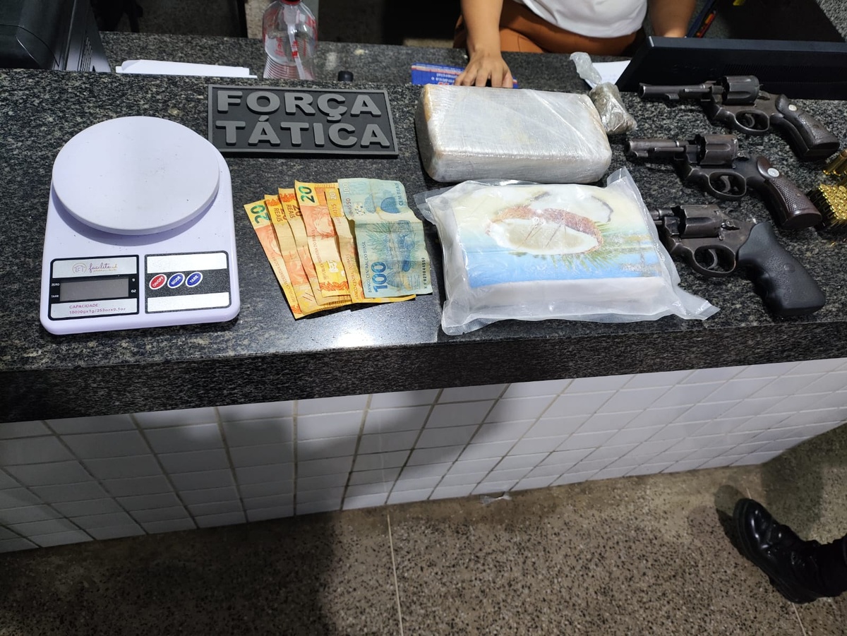 PM prende trio suspeito de tráfico em Piripiri; armas e drogas foram apreendidos