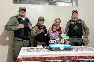 Policiais militares fazem surpresa em aniversário de criança fã da PM (Foto: Divulgação)