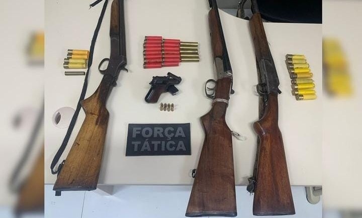 Força Tática prende três homens e apreende armas de fogo