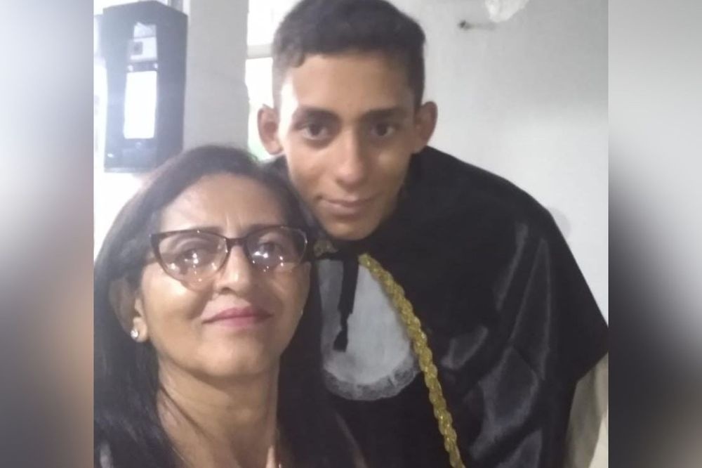 Conquista compartilhada: Mãe e filho comemoram aprovação na mesma universidade