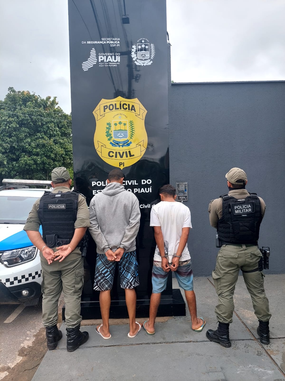 Dois homens são presos por tráfico de drogas e porte ilegal de arma de fogo