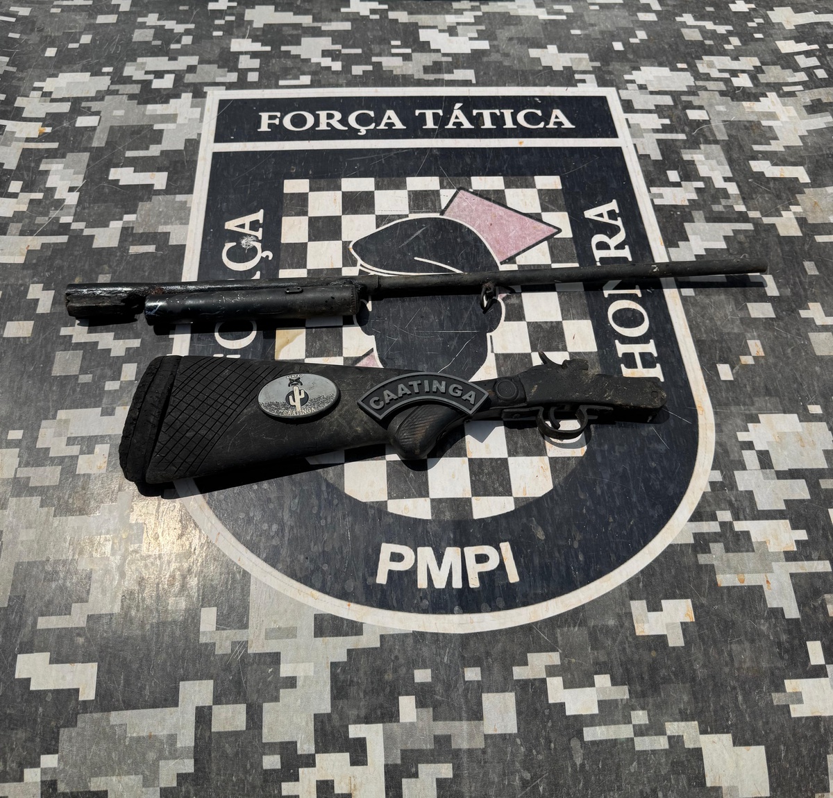 PM conduz homem suspeito de ocultar arma dispensada durante perseguição