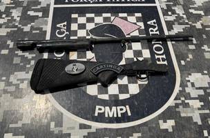 PM conduz homem suspeito de ocultar arma dispensada durante perseguição (Foto: Divulgação)
